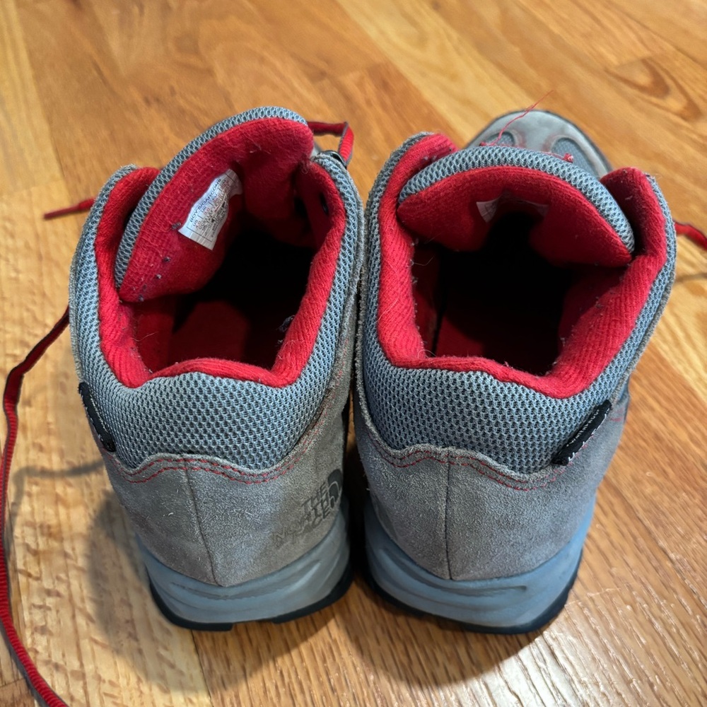 Boys North Face hiking boots.  Size 4.  Gray with Red trim. - Picture 3 of 5